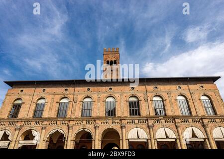 Palazzo Re Enzo (König Enzo) auf der Piazza Maggiore. Antiker gotischer Palast (1245) im Stadtzentrum von Bologna, Emilia-Romagna, Italien, Europa Stockfoto