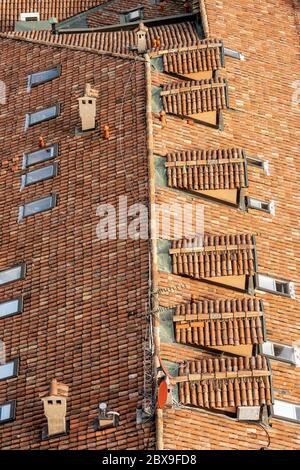 Pantile. Nahaufnahme eines alten Hausdaches mit Fliesen aus Lehm (Coppo in italienischer Sprache), Oberlichtern und Dachgauben, von oben in Bologna gesehen Stockfoto