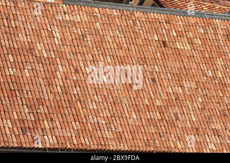 Pantile. Nahaufnahme eines alten Hausdaches mit Fliesen aus Ton (Coppo in italienischer Sprache), von oben in Bologna Stadt, Emilia-Romagna, Italien, Stockfoto