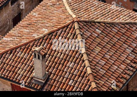 Pantile. Nahaufnahme eines alten Hausdaches mit Fliesen aus Ton (Coppo in italienischer Sprache), von oben in Bologna Stadt, Emilia-Romagna, Italien, Stockfoto