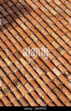 Pantile. Nahaufnahme eines alten Hausdaches mit Fliesen aus Ton (Coppo in italienischer Sprache), von oben in Bologna Stadt, Emilia-Romagna, Italien, Stockfoto