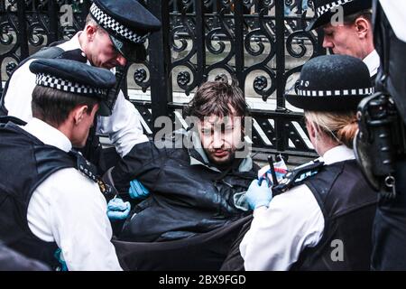 London UK 06 June-2020 EIN Mann wird wegen öffentlicher Vergehen mitten auf dem parlamentsplatz verhaftet, als sich die Menschen versammelten, um gegen den Tod von George Floyd in Amerika zu demonstrieren.Paul Quezada-Neilman/Alamy Live News Stockfoto