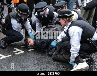 London UK 06 June-2020 EIN Mann wird wegen öffentlicher Vergehen mitten auf dem parlamentsplatz verhaftet, als sich die Menschen versammelten, um gegen den Tod von George Floyd in Amerika zu demonstrieren.Paul Quezada-Neilman/Alamy Live News Stockfoto