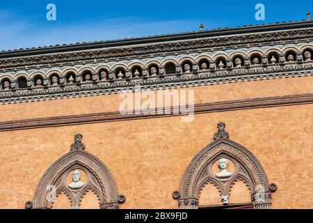 Palazzo Isolani. Antiker Palast im gotischen und Renaissance Stil (1451-1455) auf der Piazza Santo Stefano, Bologna Innenstadt. Emilia-Romagna, Italien, Europa Stockfoto