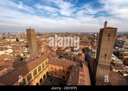 Bologna, mittelalterliche Türme (Azzoguidi, Garisenda, Asinelli, Prendiparte, Guidozagni) und die Basilika Santi Bartolomeo e Gaetano. Italien, Europa Stockfoto