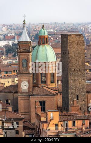 Garisenda Turm, einer der beiden Türme (Due Torri 1109-1110) und die Basilika von Santi Bartolomeo e Gaetano (1516), Bologna, Emilia-Romagna, Italien. Stockfoto