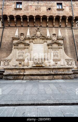 Fontana Vecchia oder della Gabella Vecchia (1565) und Accursio Palast, Rathaus. Alte Marmorbrunnen in Bologna, Emilia-Romagna, Italien, Europa. Stockfoto