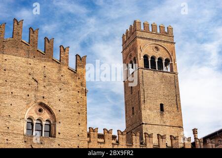 Mittelalterlicher Palazzo Re Enzo (König Enzo Palast, 1245) auf der Piazza del Nettuno und der Arengo Turm (1259) auf der Piazza Maggiore. Bologna, Italien. Stockfoto