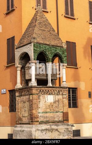 Mittelalterliches Grab (1291) des Glossators Egidio Foscherari (Jurist) auf der Piazza San Domenico, Bologna Innenstadt, Emilia-Romagna, Italien, Europa Stockfoto