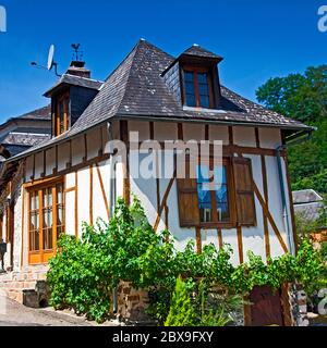 Chalet-Style-Eigenschaft durch die Brücke der Engländer in Vigeois Französisch Stockfoto