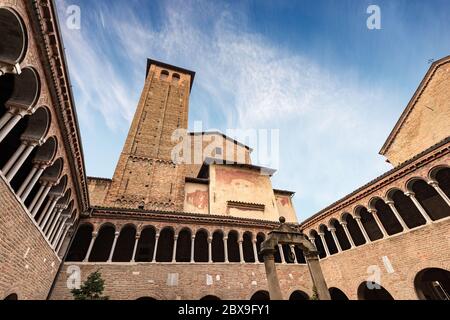 Bologna, Basilika von Santo Stefano auch genannt die sieben Kirchen, die Kirche mit dem Glockenturm und dem Kreuzgang. Emilia-Romagna, Italien, Europa Stockfoto