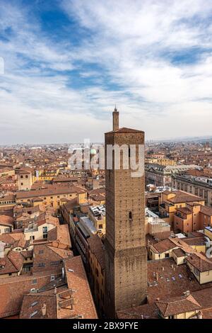 Bologna Stadtbild mit Azzoguidi, Garisenda und Asinelli Turm und die Basilika von Santi Bartolomeo e Gaetano (1516), Emilia-Romagna, Italien, Europa Stockfoto