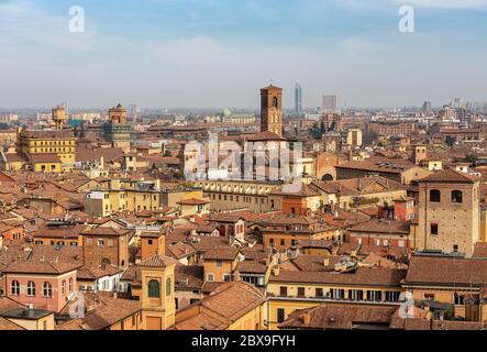 Stadtbild von Bologna vom Glockenturm der Metropolitan Kathedrale von San Pietro aus gesehen. Im Zentrum die Basilika San Giacomo Maggiore, Italien. Stockfoto