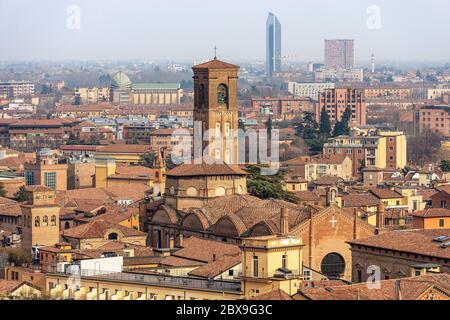 Stadtbild der Innenstadt von Bologna vom Glockenturm der Metropolitan Kathedrale von San Pietro mit der Basilika von San Giacomo Maggiore, Italien gesehen. Stockfoto