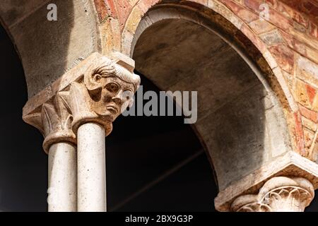 Alte Säulen mit Kapitellen in Form eines menschlichen Kopfes, Kreuzgang der Basilika Santo Stefano oder die sieben Kirchen, Bologna, Italien Stockfoto