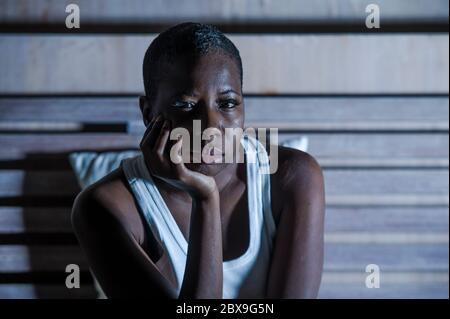 Junge traurig und deprimiert schwarz afro amerikanische Frau im Bett schlaflos spät in der Nacht Gefühl verzweifelt suchen besorgt und ängstlich leiden Depression probl Stockfoto