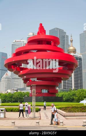 Qingdao, China. 24. Juni 2016. Chinesische Touristen rund um das Wahrzeichen vierte Skulptur in der Stadt Qingdao an einem sonnigen Tag in der Provinz Shandong C Stockfoto