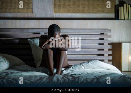 Junge traurig und deprimiert schwarz afro amerikanische Frau im Bett schlaflos spät in der Nacht Gefühl verzweifelt suchen besorgt und ängstlich leiden Depression probl Stockfoto