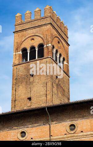 Nahaufnahme des mittelalterlichen Arengo-Turms (1259) über dem Palazzo del Podesta (1200 - XV Jahrhundert), Piazza Maggiore, Bologna Innenstadt, Emilia-Romagna, Italien Stockfoto