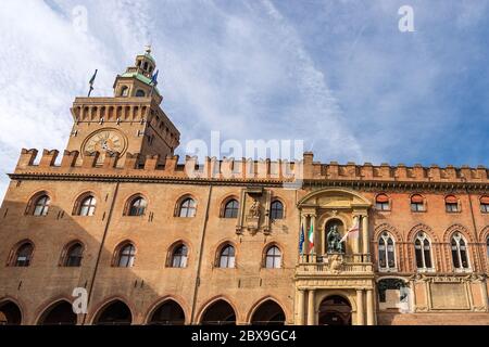 Accursio Palast und Accursi Turm (XIII Jahrhundert), altes Bologna Rathaus auf der Piazza Maggiore. Emilia-Romagna, Italien, Europa Stockfoto