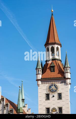 Altes Rathaus. Nahaufnahme des Uhrturms des alten Rathauses von München, bis 1874 Sitz der Gemeinde, am Marienplatz, Bayern Deutschland Stockfoto