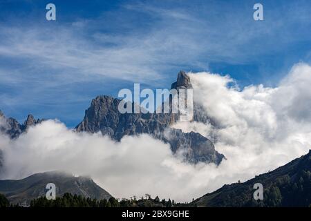 Pale di San Martino mit dem Peak genannt Cimon della Pala (3186 m), Dolomiten in den italienischen Alpen, UNESCO-Weltkulturerbe im Trentino Alto Adige, Stockfoto