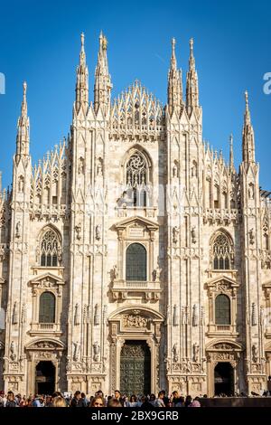 Duomo di Milano, Mailänder Dom 1418-1577, auf der Piazza del Duomo (Domplatz) mit vielen Touristen an einem sonnigen Tag. Lombardei, Italien, Europa Stockfoto