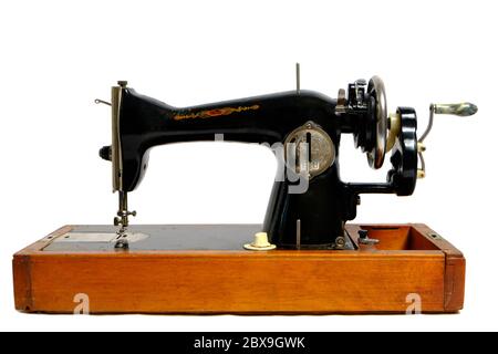 Alte, Retro Vintage Nähmaschine auf weißem Hintergrund Stockfoto