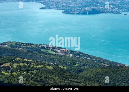 Luftaufnahme des Gardasees mit dem kleinen Dorf San Zeno di Montagna, fotografiert vom Monte Baldo, Italienische Alpen. Veneto und Lombardei reg Stockfoto