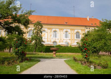 Dachau, Bayern/Deutschland - 05.31.2020 EIN Ort in Dachau, an einem sonnigen Tag Hofgarten genannt. Schloss Dachau im Hintergrund Stockfoto