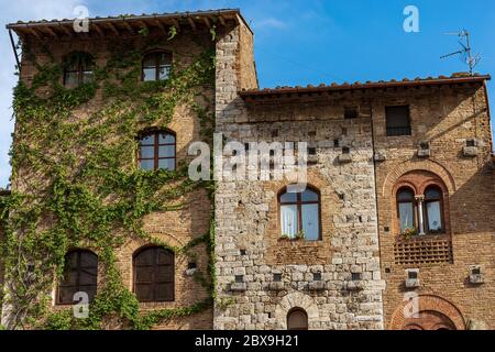 Nahaufnahme von alten Häusern in San Gimignano Innenstadt, mittelalterliche Stadt, UNESCO-Weltkulturerbe, Provinz Siena, Toskana, Italien, Europa Stockfoto