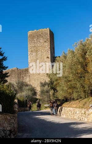 Mittelalterliches Dorf Monteriggioni. Nahaufnahme der umgebenden Mauer und eines der antiken Türme der Stadt. Siena Provinz, Toskana, Italien, Europa. Stockfoto