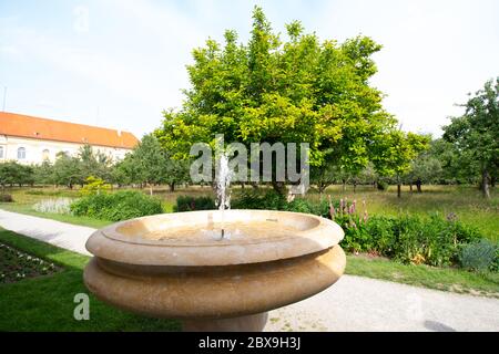 Dachau, Bayern/Deutschland - 05.31.2020 EIN Ort in Dachau, an einem sonnigen Tag Hofgarten genannt. Schloss Dachau im Hintergrund. Springbrunnen Stockfoto