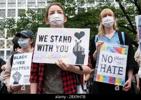 Tokio, Japan. Juni 2020. Demonstranten, die Gesichtsmasken tragen, halten Plakate während des Protests von Black Lives Matter vor der Shibuya Station. Die Demonstranten nahmen an einer Kundgebung gegen Polizeigewalt, Rassismus und Diskriminierung in Tokios Shibuya Teil. Nach dem Tod von George Floyd nehmen die Menschen an den Black Lives Matter Protesten auf der ganzen Welt Teil. Kredit: Rodrigo Reyes Marin/ZUMA Wire/Alamy Live News Stockfoto