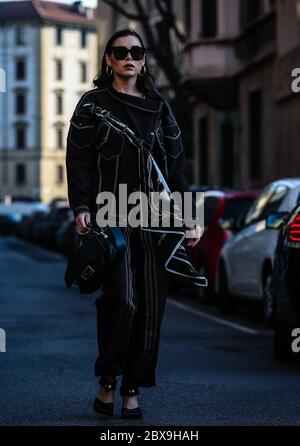 MAILAND, Italien – Februar 22 2020: Karina Nigay auf der Straße während der Mailänder Modewoche. (Foto von Mauro Del Signore/Pacific Press) Stockfoto