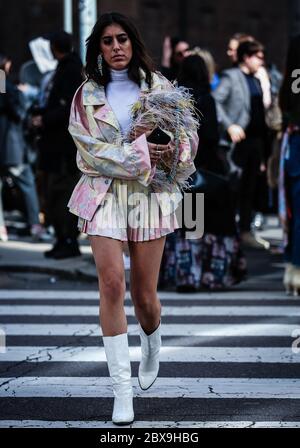 Mailand, Italien. Februar 2020. MAILAND, Italien – Februar 21 2020: Frauen auf der Straße während der Mailänder Modewoche. (Foto von Mauro Del Signore/Pacific Press) Quelle: Pacific Press Agency/Alamy Live News Stockfoto