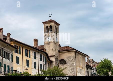 Mittelalterliche Kirche San Giacomo (St. James) mit dem alten Glockenturm und Sonnenuhr. Feltre, Provinz Belluno, Venetien, Italien, Südeuropa Stockfoto