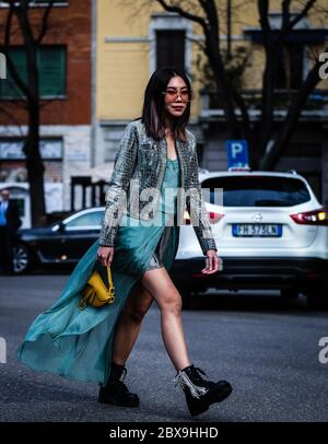 Mailand, Italien. Februar 2020. MAILAND, Italien – Februar 21 2020: Frauen auf der Straße während der Mailänder Modewoche. (Foto von Mauro Del Signore/Pacific Press) Quelle: Pacific Press Agency/Alamy Live News Stockfoto