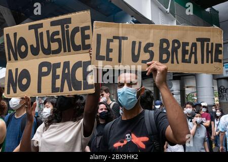 Tokio, Japan. Juni 2020. Demonstranten, die Gesichtsmasken tragen, halten Plakate während des Protests von Black Lives Matter vor der Shibuya Station. Die Demonstranten nahmen an einer Kundgebung gegen Polizeigewalt, Rassismus und Diskriminierung in Tokios Shibuya Teil. Nach dem Tod von George Floyd nehmen die Menschen an den Black Lives Matter Protesten auf der ganzen Welt Teil. Kredit: Rodrigo Reyes Marin/ZUMA Wire/Alamy Live News Stockfoto