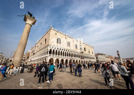 Palazzo Ducale (Dogenpalast) auf dem Markusplatz, Hauptplatz in Venedig Innenstadt mit vielen Touristen. UNESCO-Weltkulturerbe, Venetien, Italien, Europa Stockfoto