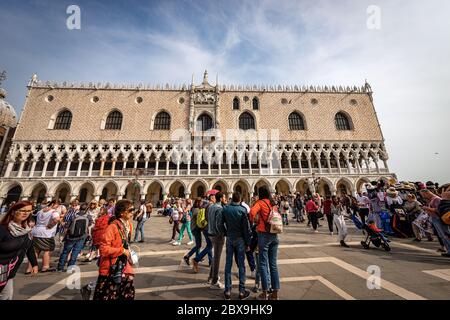 Palazzo Ducale (Dogenpalast) auf dem Markusplatz, Hauptplatz in Venedig Innenstadt mit vielen Touristen. UNESCO-Weltkulturerbe, Venetien, Italien, Europa Stockfoto