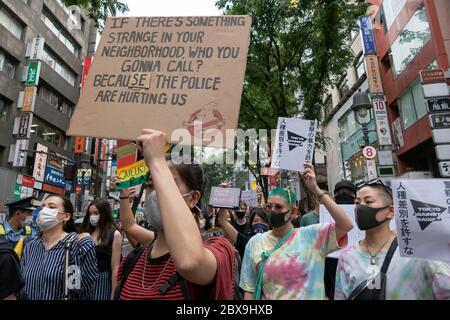 Tokio, Japan. Juni 2020. Demonstranten, die Gesichtsmasken tragen, halten Plakate während des Protests von Black Lives Matter vor der Shibuya Station. Die Demonstranten nahmen an einer Kundgebung gegen Polizeigewalt, Rassismus und Diskriminierung in Tokios Shibuya Teil. Nach dem Tod von George Floyd nehmen die Menschen an den Black Lives Matter Protesten auf der ganzen Welt Teil. Kredit: Rodrigo Reyes Marin/ZUMA Wire/Alamy Live News Stockfoto