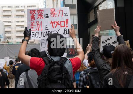 Tokio, Japan. Juni 2020. Demonstranten, die Gesichtsmasken tragen, halten Plakate während des Protests von Black Lives Matter vor der Shibuya Station. Die Demonstranten nahmen an einer Kundgebung gegen Polizeigewalt, Rassismus und Diskriminierung in Tokios Shibuya Teil. Nach dem Tod von George Floyd nehmen die Menschen an den Black Lives Matter Protesten auf der ganzen Welt Teil. Kredit: Rodrigo Reyes Marin/ZUMA Wire/Alamy Live News Stockfoto