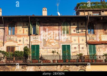 Case Mazzanti. Nahaufnahme der alten Häuser mit Fresken auf der Piazza delle Erbe, Verona Innenstadt, UNESCO-Weltkulturerbe, Venetien, Italien, Europa Stockfoto