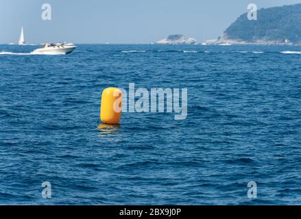 Eine große gelbe aufblasbare Signalboje, die im Mittelmeer schwimmt Stockfoto