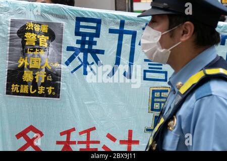 Tokio, Japan. Juni 2020. Demonstranten, die Gesichtsmasken tragen, halten Plakate während des Protests von Black Lives Matter vor der Shibuya Station. Die Demonstranten nahmen an einer Kundgebung gegen Polizeigewalt, Rassismus und Diskriminierung in Tokios Shibuya Teil. Nach dem Tod von George Floyd nehmen die Menschen an den Black Lives Matter Protesten auf der ganzen Welt Teil. Kredit: Rodrigo Reyes Marin/ZUMA Wire/Alamy Live News Stockfoto