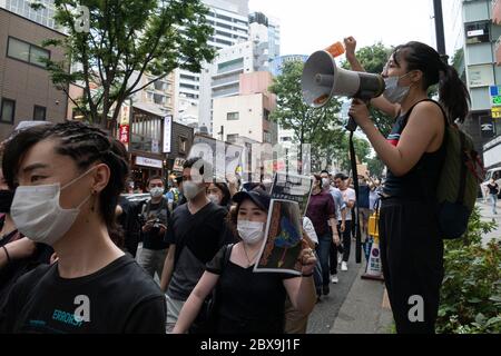 Tokio, Japan. Juni 2020. Demonstranten, die Gesichtsmasken tragen, halten Plakate während des Protests von Black Lives Matter vor der Shibuya Station. Die Demonstranten nahmen an einer Kundgebung gegen Polizeigewalt, Rassismus und Diskriminierung in Tokios Shibuya Teil. Nach dem Tod von George Floyd nehmen die Menschen an den Black Lives Matter Protesten auf der ganzen Welt Teil. Kredit: Rodrigo Reyes Marin/ZUMA Wire/Alamy Live News Stockfoto