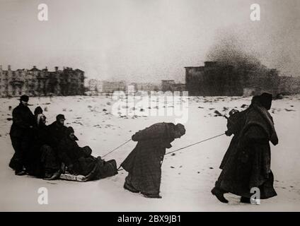 Besiegt deutsche Soldaten nach der Niederlage der 6. Armee in der Schlacht von Stalingrad (1942-1943), eine Schlacht, die durch heftige Nahkämpfe und direkte Angriffe auf Zivilisten bei Luftangriffen während einer der blutigsten Schlachten in der Geschichte der Kriegsführung geprägt ist, mit geschätzten 2 Millionen Todesopfern. Stockfoto