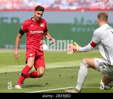 Leverkusen, 6. Juni 2020, Lucas Alario , Lev 13 erzielt, schießt Tor für 1-0 gegen Manuel NEUER, FCB 1 beim 1.Bundesliga-Spiel BAYER 04 LEVERKUSEN - FC BAYERN MÜNCHEN in der Saison 2019/2020:00 Spieltag 30. © Peter Schatz / Alamy Live News / Ralf Ibing/Firo/Pool - DFL-BESTIMMUNGEN VERBIETEN DIE VERWENDUNG VON FOTOS als BILDSEQUENZEN und/oder QUASI-VIDEO - Nationale und internationale Nachrichtenagenturen NUR zur redaktionellen Verwendung Quelle: Peter Schatz/Alamy Live News Stockfoto