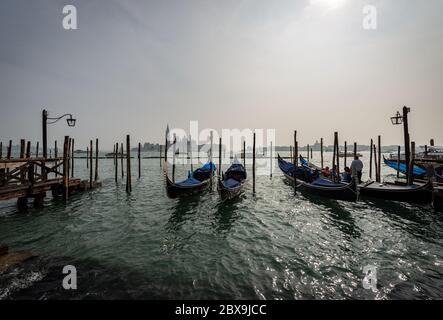 Venedig, Gondeln, die in der venezianischen Lagune günstig (Canale della Giudecca) und die Insel San Giorgio Maggiore. UNESCO-Weltkulturerbe, Italien, Europa Stockfoto